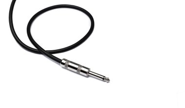 gitar izole beyaz zemin üzerine siyah kablo ile radyo sinyalleriyle iletilen kriko