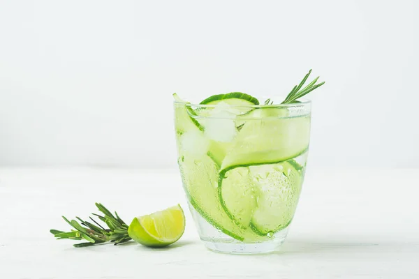 Verse komkommer drankje takje rozemarijn op een witte achtergrond. Zomer verfrissende detox. Selectieve aandacht. — Stockfoto