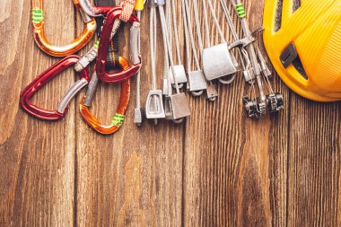 Yüksek irtifa tırmanışı için donatım: kask, spor ip, Avcı kısa namlulu bir ahşap zemin üzerinde. Seyahat kavramı