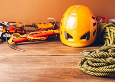 Yüksek irtifa tırmanışı için donatım: kask, spor ip, Avcı kısa namlulu bir ahşap zemin üzerinde. Seyahat kavramı