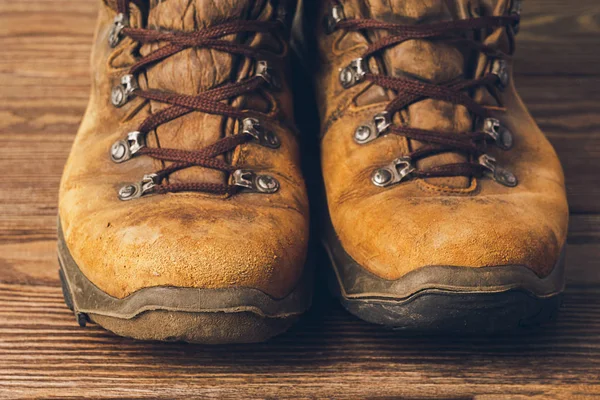 Eski kahverengi botları yıpranmış yakın çekim. Seçici odak. Kavramı seyahat ve macera.