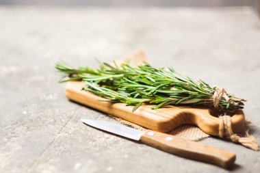 Bir avuç taze kokulu biberiye kurulu beton arka plan kesme tahtası üzerinde. Kopya alanı.