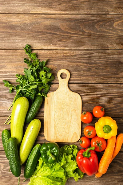 Verduras verdes frescas calabacín pepino verdes pimienta tabla de cortar sobre fondo de madera. Comida saludable vegetarianismo . — Foto de Stock