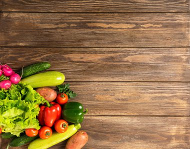 Ahşap arka plan üzerinde Taze sebze demet yeşillik. Vejetaryenlik sağlıklı bir yaşam tarzıdır. Düz düzen. Yukarıdan görüntüle