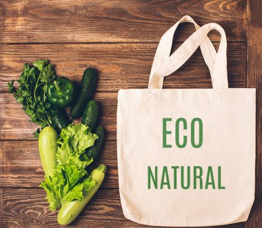 Ifade Eco Natural ve taze yeşil sebze ahşap arka plan ile Pamuk alışveriş çantası. Eko Konsept. Düz düzen.