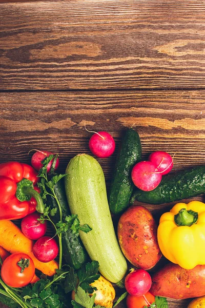 Taze hasat olgun sebze kabak salatalık yeşillik biber ahşap bir arka plan üzerine koydu. Sağlıklı gıda Hasat.