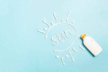 Yaz için güneş kremi ve parlak mavi bir arka plan üzerinde ifade Sun. Yaz tatili konsepti ve plaj.