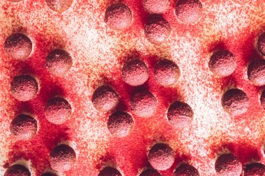 Kırmızı tozlu bitter çikolata şekeri. Ev yapımı çikolata üretimi. Seçici odak. Yatay çerçeve.