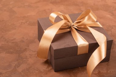 Hediye veya tatil kutusu koyu kahverengi arka plan üzerinde. Düz yatıyordu. Kopya uzay Festival konsepti.