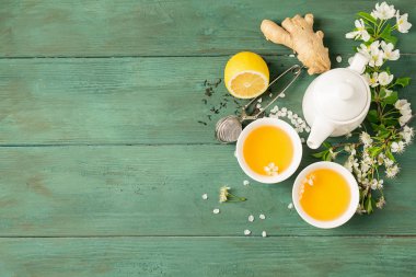 Beyaz fincan ve çaydanlık ahşap arka plan çay limon zencefil bal. Detoks sağlığı için sağlıklı içecek. Düz düzen üst görünümü.