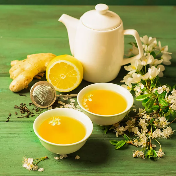 흰색 컵에 꿀과 나무 소박한 배경에 주전자와 차 레몬 생강. 해독 건강을 위한 건강한 음료. — 스톡 사진