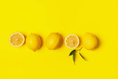 Parlak sarı bir arka plan üzerinde taze sulu limon. Kavram minimalizmi. Yatay çerçeve. Kopya alanı. Düz Düzen
