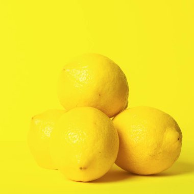 Parlak sarı bir arka plan üzerinde taze sulu limon slaytlar. Kavram minimalizmi. Kare kare Kopyalama alanı.