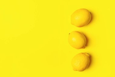 Parlak sarı bir arka plan üzerinde taze sulu limon. Kavram minimalizmi. Yatay çerçeve. Kopya alanı. Düz Düzen