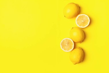 Parlak sarı bir arka plan üzerinde taze sulu limon. Kavram minimalizmi. Yatay çerçeve. Kopya alanı. Düz Düzen
