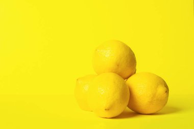 Parlak sarı bir arka plan üzerinde taze sulu limon. Kavram minimalizmi. Yatay çerçeve. Kopyalama alanı.