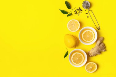 Zencefil limon çayı veya detoks parlak sarı arka plan üzerinde beyaz bir fincan içinde içki. Sağlıklı beslenme konsepti. Kopyalama alanı.