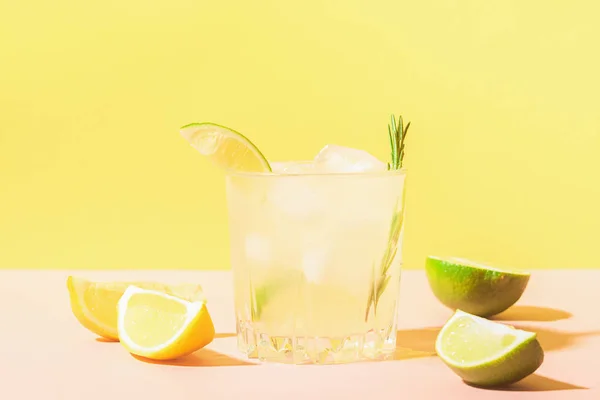 Italian traditional drink limoncello in glass goblets on pastel yellow pink background. Alcoholic cocktail. Copy space. — Stock Photo, Image