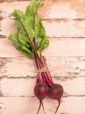 Rustik ahşap arka planda taze doğal pancarlar. Sonbahar yaz hasat konsepti. Üst görünüm düz düzen. Doğal stil.