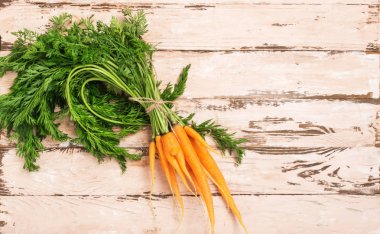 Taze doğal organik havuç demet rustik ahşap arka plan. Sonbahar yaz hasat konsepti. Üst görünüm düz düzen.