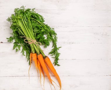 Taze doğal organik havuç demet rustik ahşap arka plan. Sonbahar yaz hasat konsepti. Üst görünüm düz düzen.