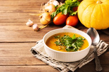 Kabak çorbası ve ahşap bir arka plan üzerinde taze sebze. Doğal rustik tarz. Yatay çerçeve. Sonbahar konsepti.