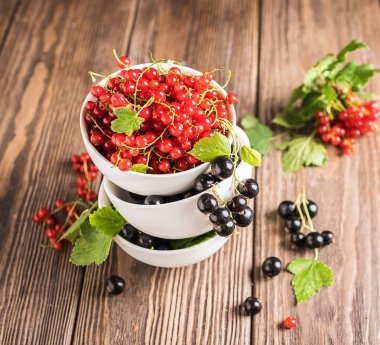 Beyaz kasetaze olgun kırmızı siyah frenk üzümü berry masada bir yığın standı. Seçici odak. Kare kare