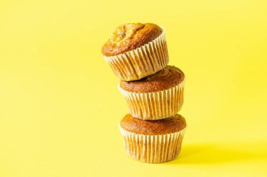 Sarı bir arka plan üzerinde muz kekler yığını. Sağlıklı vegan tatlısı. Yatay çerçeve. Kopyalama alanı.