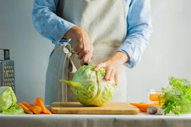 Kadın dilimleri taze organik lahana salata yapmak veya lahana doğal arka plan tuzlama için. Vejetaryen gıda kavramı.