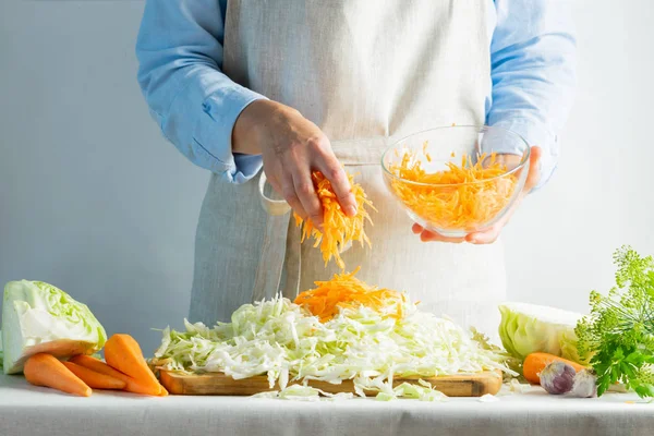 Taze organik lahana yemek salatası veya kadın elinde lahana turşusu için kesilmiş. Vejetaryen Sağlıklı Gıda Kavramı.