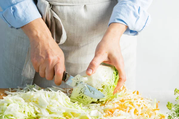 La mujer corta la col fresca orgánica para hacer la ensalada o para salar la col el fondo natural. Concepto de comida vegetariana . —  Fotos de Stock