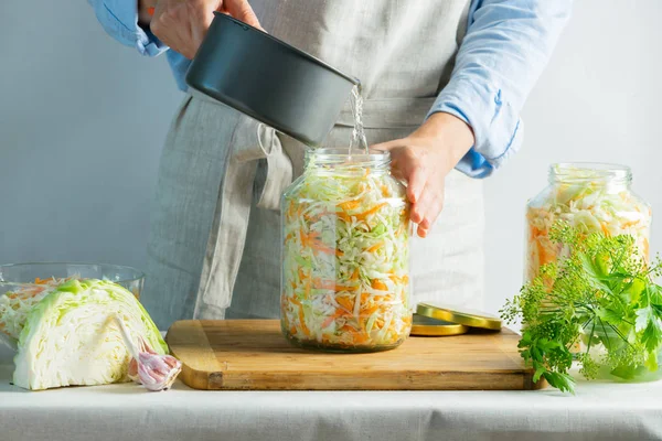 Procesul de preparare conservarea fermentației Sauerkraut pe un fundal ușor. Stilul rustic natural. Conserve alimentare — Fotografie, imagine de stoc