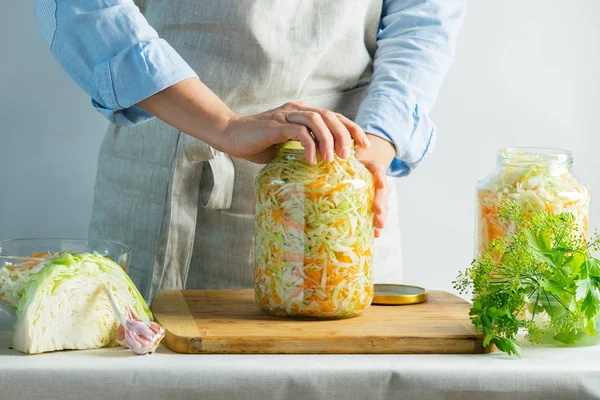 Procesul de preparare conservarea fermentației Sauerkraut pe un fundal ușor. Stilul rustic natural. Conserve alimentare — Fotografie, imagine de stoc