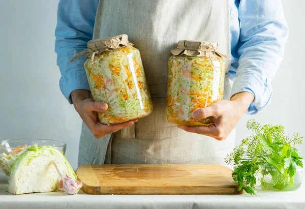 Conservarea fermentației Sauerkraut în borcane de sticlă în mâinile unei femei fundal natural. Conserve alimentare concept . — Fotografie, imagine de stoc