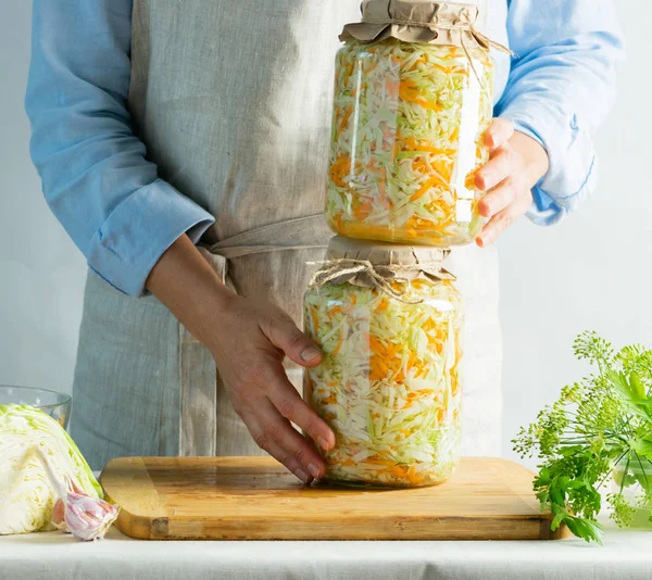 Conservarea fermentației Sauerkraut în borcane de sticlă în mâinile unei femei fundal natural. Conserve alimentare concept . — Fotografie, imagine de stoc
