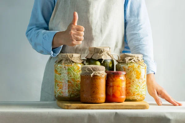 Verduras fermentadas o enlatadas, diferentes calabacines, zanahorias, chucrut, pepinos en frascos se colocan sobre la sal contra — Foto de Stock