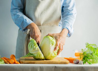 Kadın dilimleri taze organik lahana salata yapmak veya lahana doğal arka plan tuzlama için. Vejetaryen gıda kavramı.
