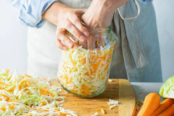 El proceso de preparación preservación de la fermentación Sauerkraut sobre un fondo claro. Estilo rústico natural. Alimentos enlatados — Foto de Stock