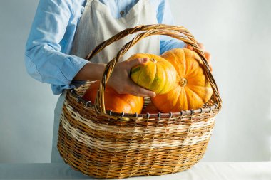 Kadın elleri mutfak masasında kabakile büyük bir sepet tutun. Biyo çiftlik organik gıda kavramı. Kinfolk Tarzı