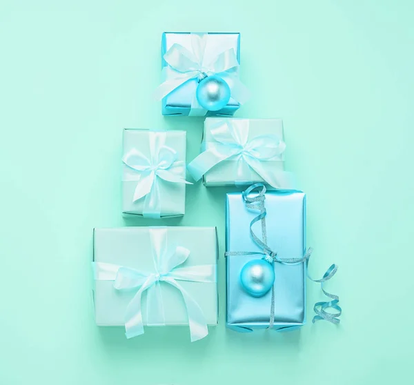 Різдвяна креативна ялинка святкової подарункової коробки на пастельному фоні м'ятного неону. Святковий концепт мінімалізму. Плоский стиль  . — стокове фото