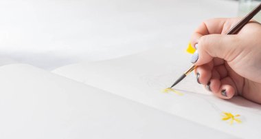 Ressam suluboya fırçayla resim yapar ve yaz için çizimler yapar. Hobi sanat konsepti. Yatay çerçeve