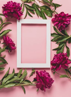 Boş kağıt, güzel bordo şakayıklar. Çiçeksel arka plan üst görünüm düz plan. Taze çiçek çerçevesi. Tatil kavramı.