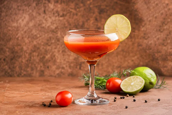 Krwawa Mary koktajl pomidorowy i składniki pomidor, limonka, seler, pietruszka. Silne drinki w eleganckich szklankach — Zdjęcie stockowe