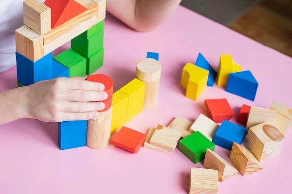 Petit enfant joue assembler avec le constructeur de cubes en bois. Concept éducatif pour l'apprentissage des enfants. Jouets pour enfants — Photo