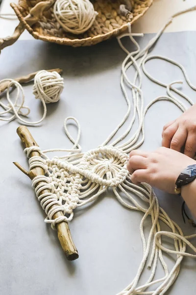 Kadın elleri ev atölyesinde makrome örüyor. Boho yaşam tarzı. Hobi konsepti. Seçici odak