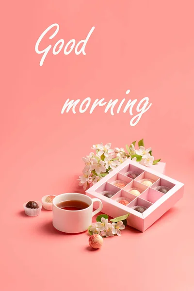 巧克力糖果在一杯精致的茶盒里 配上粉红的粉红背景文字 早上好 平整的垂直框架 — 图库照片