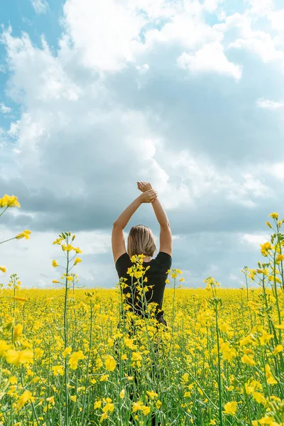 Una Joven Con Los Brazos Levantados Encuentra Campo Con Plantas — Foto de Stock