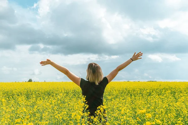 Una Joven Con Los Brazos Levantados Encuentra Campo Con Plantas — Foto de Stock