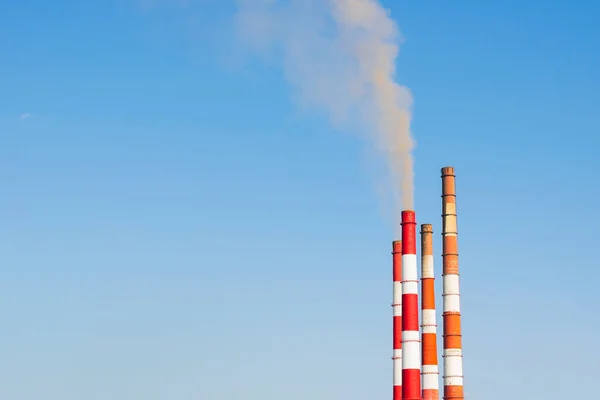 工业烟囱在蓝天上冒着浓烟 空气污染灾害概念 地球日 横向框架复制空间 — 图库照片