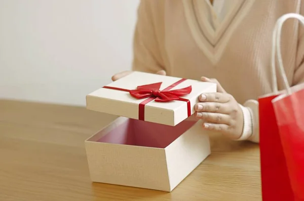 Gitf Box Tag Der Liebe Einkaufen Glücklich Rot Und Weiß — Stockfoto